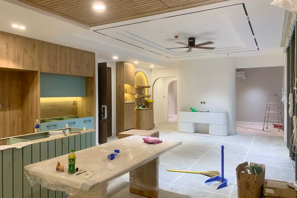 Cocina y comedor amplios y modernos en reforma con armarios de madera