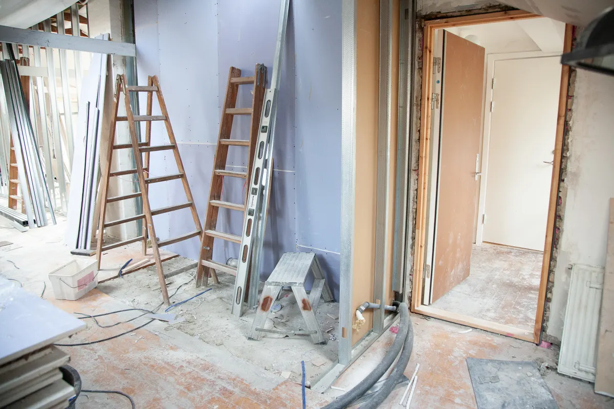 Escaleras y herramientas en una vivienda en plena reforma