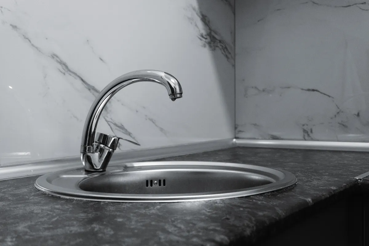 Fregadero y grifo de acero inoxidable en una cocina contemporánea