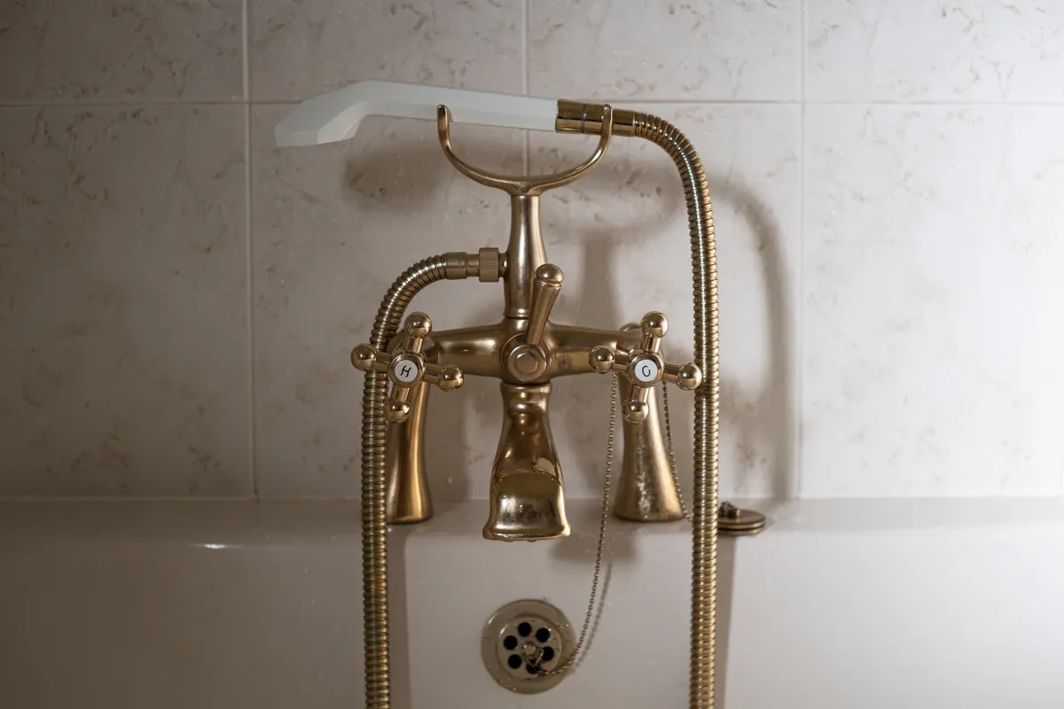Grifería clásica de latón para bañera con teléfono de ducha de cerámica