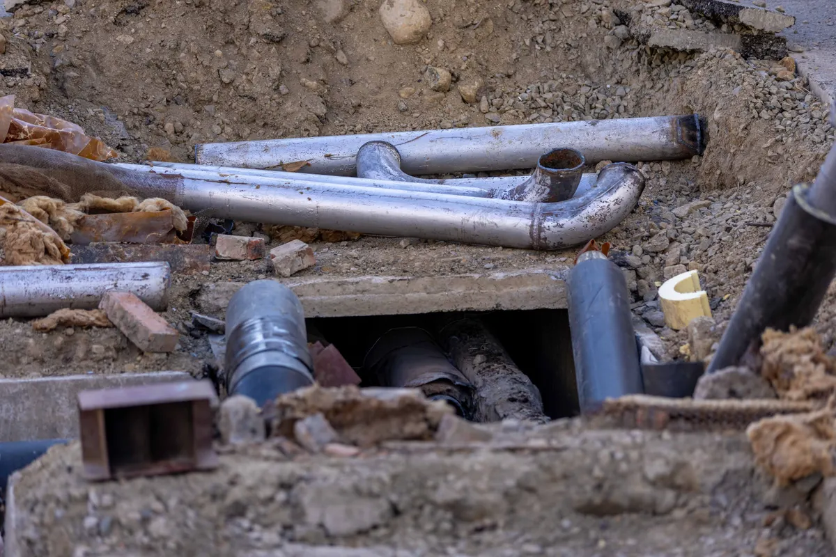 Instalación de tuberías en una obra urbana con diferentes tubos y materiales