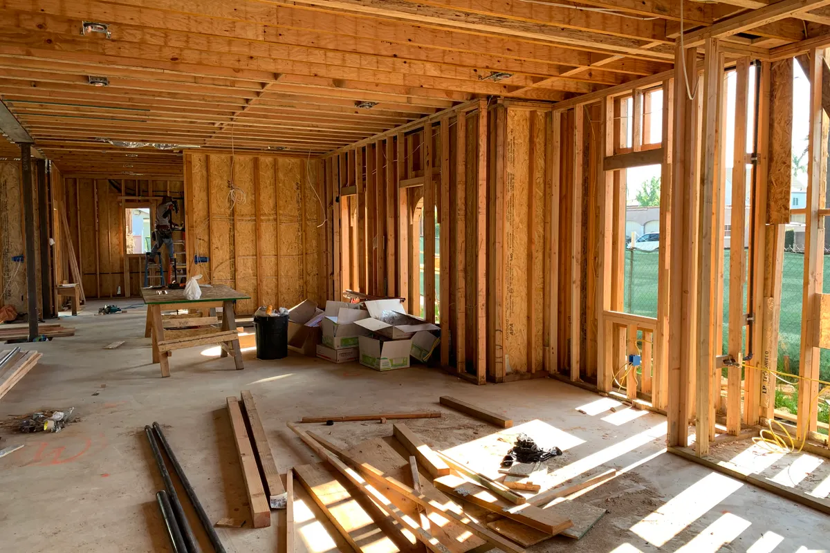 Interior soleado con entramado de madera en una casa en construcción