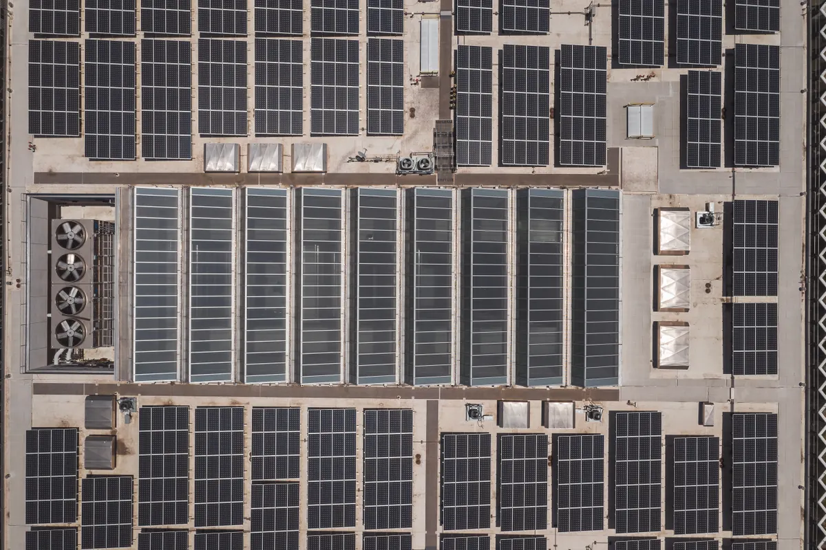 Placas solares en una cubierta vistas desde un dron en picado