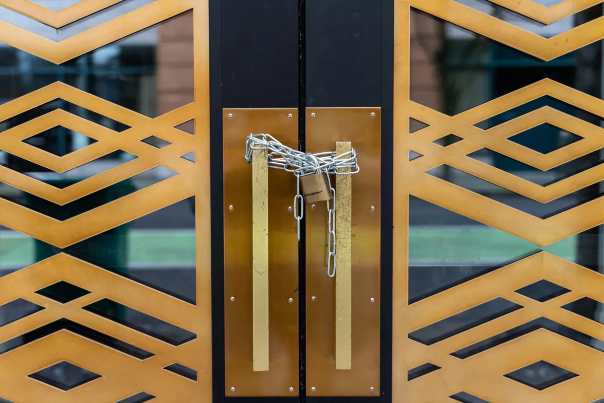 Puerta de diseño geométrico cerrada con una cadena