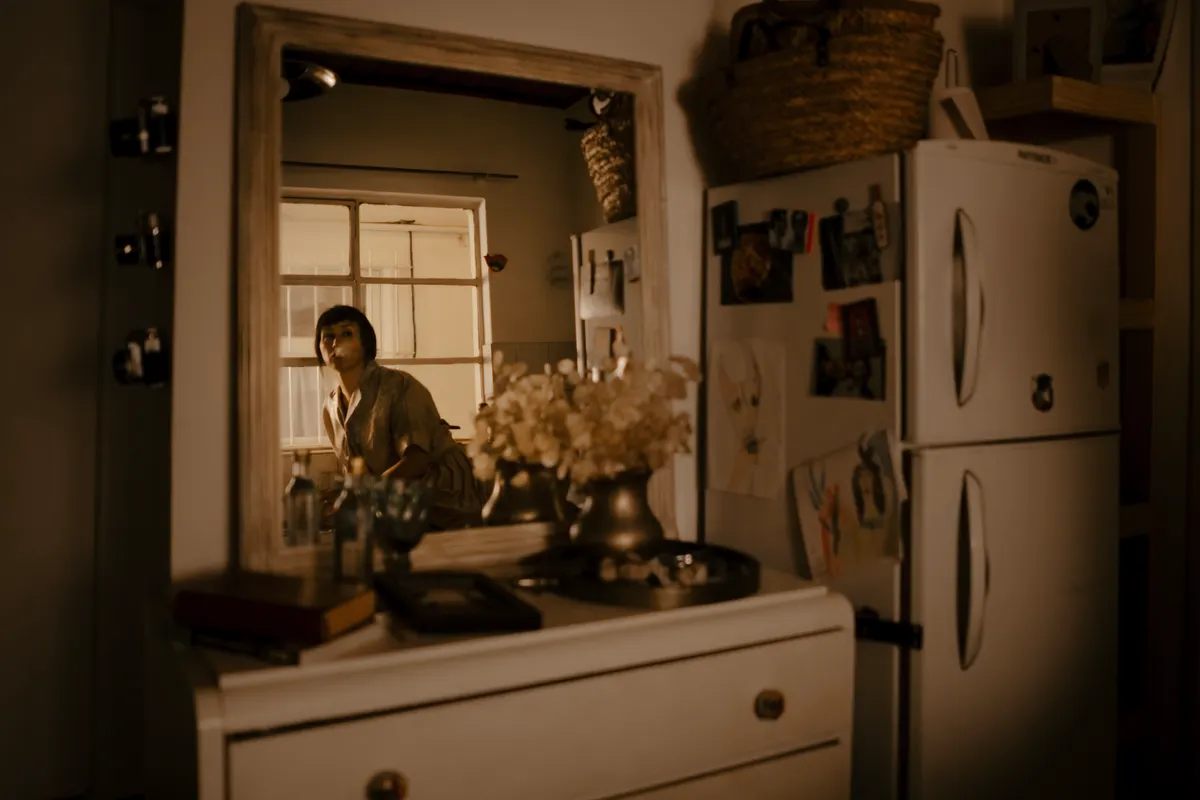 Reflejo de un interior doméstico en un espejo con decoración cálida