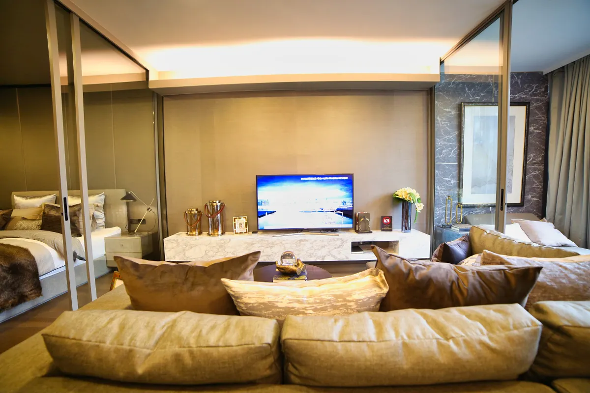 Salón confortable con televisor, sofá y decoración actual