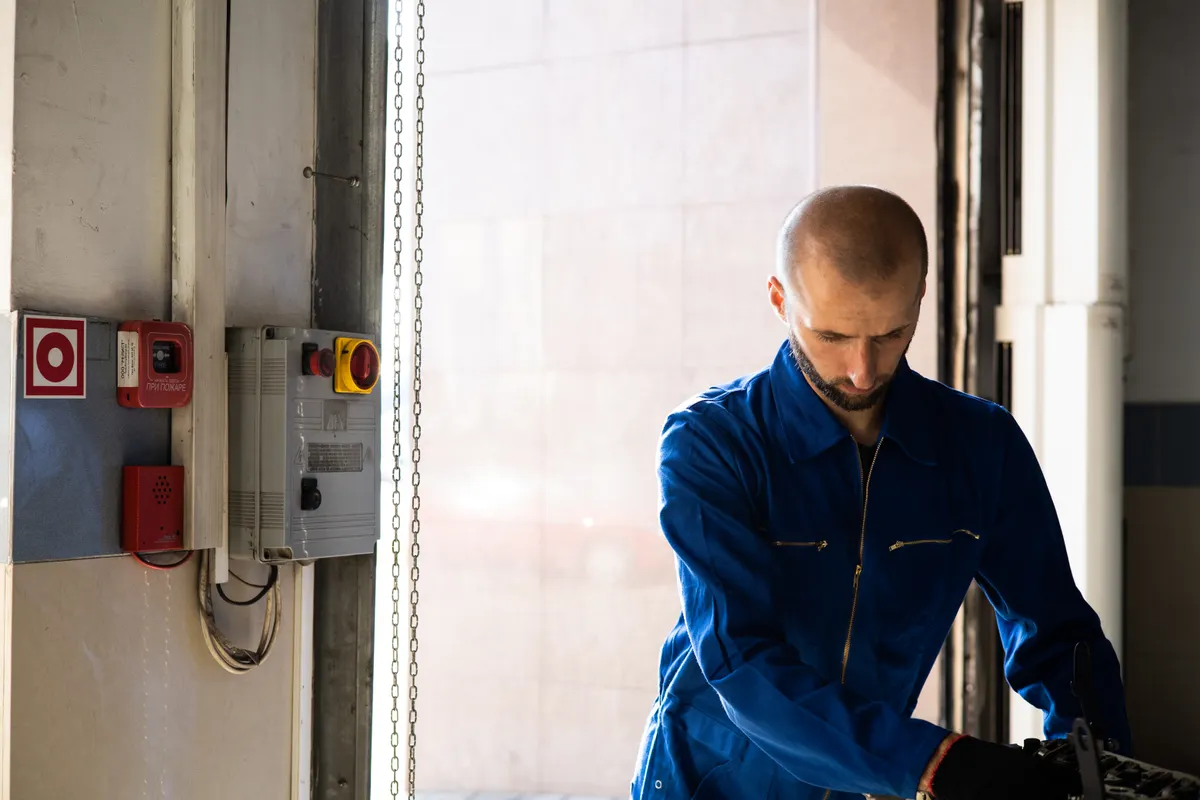 Técnico con equipo de protección individual trabajando en un entorno industrial