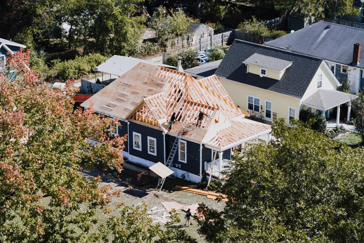 Vista aérea de una casa en plena construcción