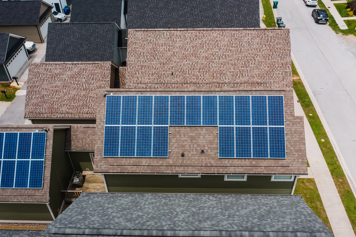 Vista desde un dron de placas solares en los tejados de varias viviendas